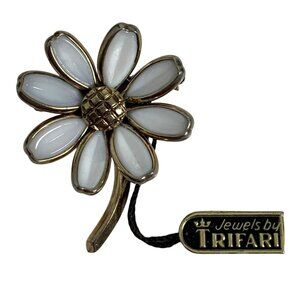 Crown Trifari Petite Milk Glass Daisy Brooch Pin Alfred Philippe VTG Signed NWT